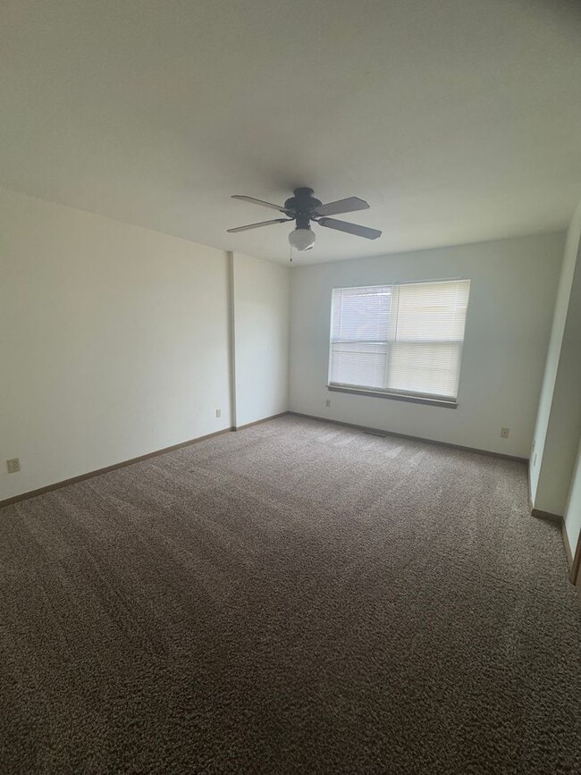 Building Photo - Four Bedroom 2.5 Bath Condo