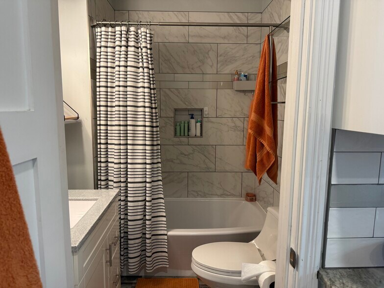 Building Photo - 5651 Bramble Ave