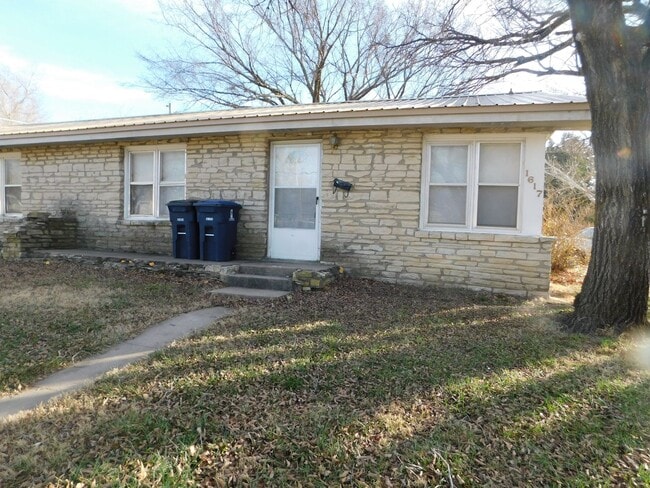Primary Photo - Spacious & remodeled 2 bedroom/1 bath dupl...