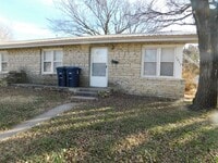 Building Photo - Spacious & remodeled 2 bedroom/1 bath dupl...