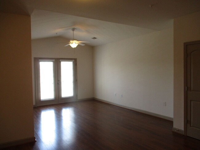 Building Photo - Beautiful 2 bedroom, 2 bath condo for rent!