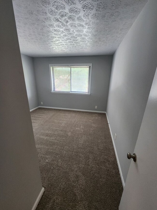 Building Photo - Beautiful 2 bedroom 1 bath 2nd floor condo...