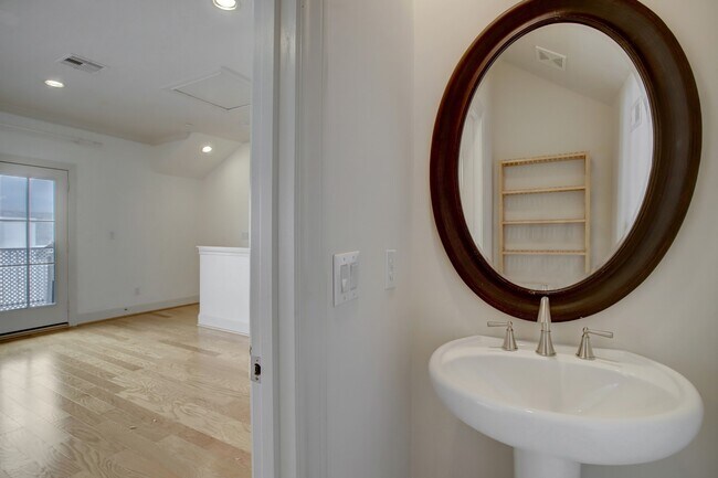 Building Photo - 1415 Oakdale St