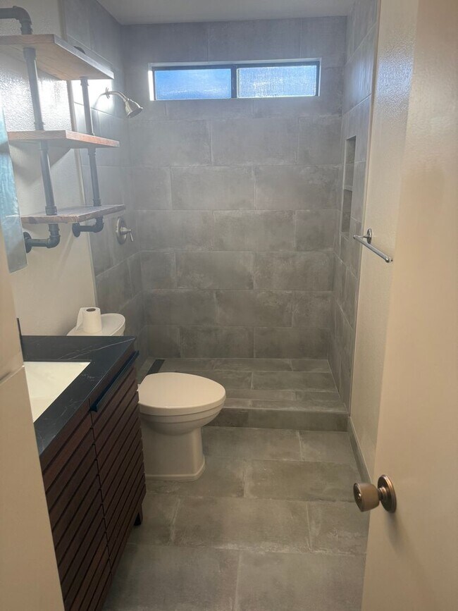 Building Photo - Charming Live Oak Townhome – Completely Renovated & Move-In Ready!