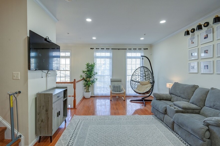 Building Photo - 8827 Montjoy Pl