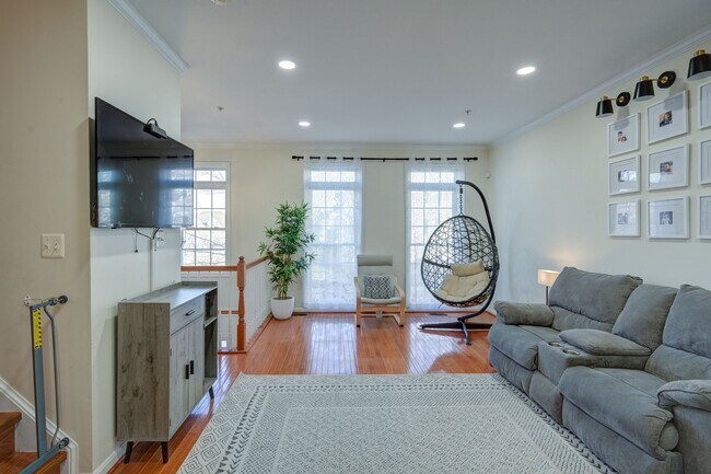 Building Photo - 8827 Montjoy Pl