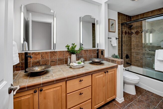 Building Photo - Luxurious 4-Bedroom Family Home Minutes Aw...