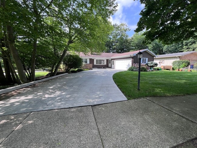 Building Photo - 3010-3012 Okemos Dr SE