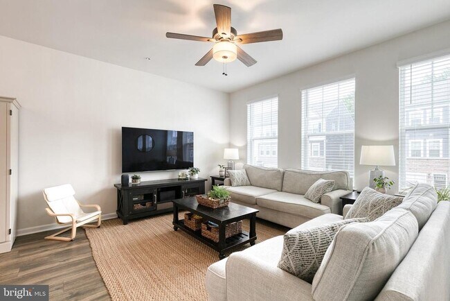 Building Photo - 2050 Hinshaw Dr