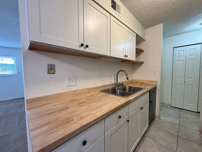 Building Photo - 140 E Highline Cir