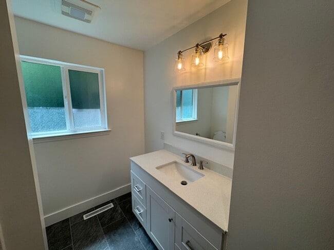 Building Photo - Beautiful 3 Bedroom, 1.5 Bath Home Available Soon!