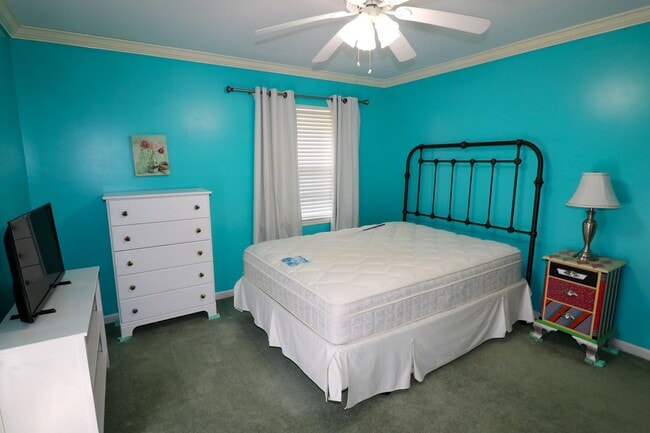 Building Photo - Wonderful Lake Home