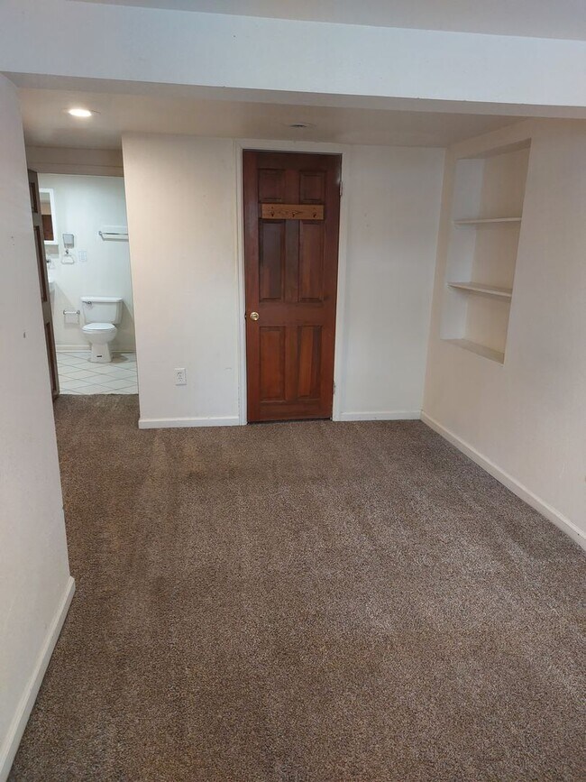 Building Photo - College Housing - 4 bedrooms