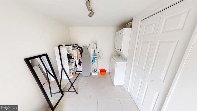 Building Photo - 415 E Flora St