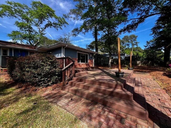 Building Photo - Beautiful waterfront home