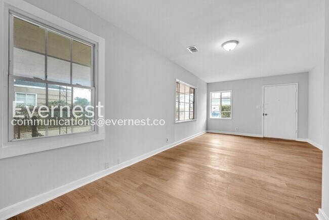 Building Photo - Charming Home with Modern Upgrades, No HOA! | Pet Friendly