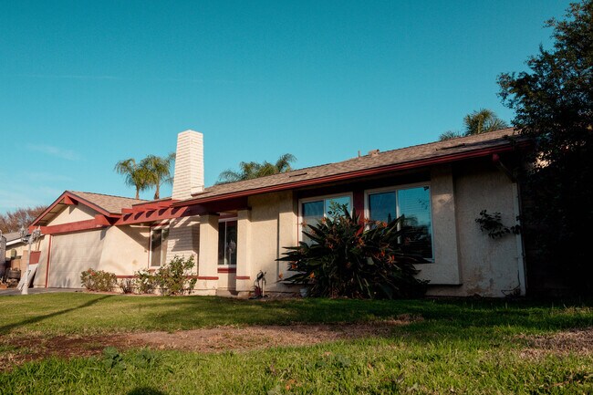 Building Photo - Spacious 4 Bed / 2 Bath Pool Home in Prime Corona Location!