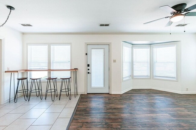 Building Photo - Cute 2 Bedroom Close to Texas Tech