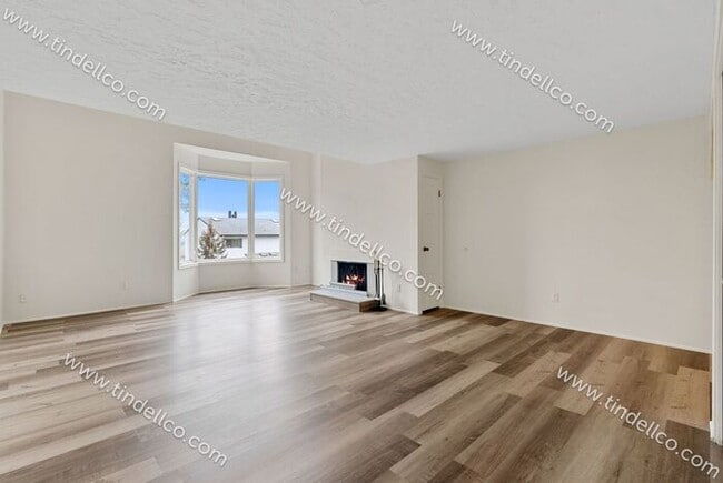 Building Photo - Updated, Spacious 2 Bedroom, Pet Friendly ...