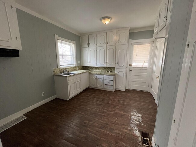 Building Photo - 1942 Barrows St