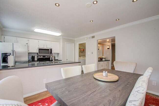 Building Photo - 5807 Beverly Hill St