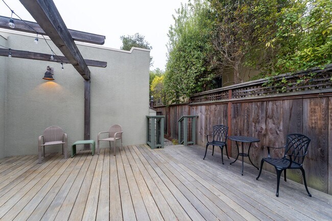 Building Photo - Forest Avenue Hideaway