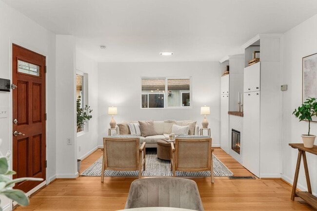Building Photo - Charming 3 Bed / 1.75 Bath Craftsman-Style...
