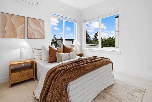 Building Photo - Bright & Charming 2bed/2bath Townhome in P...