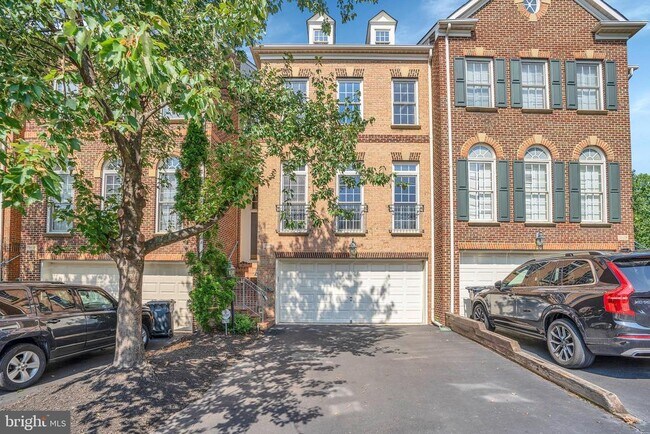 Building Photo - 12410 Meadow Field Dr