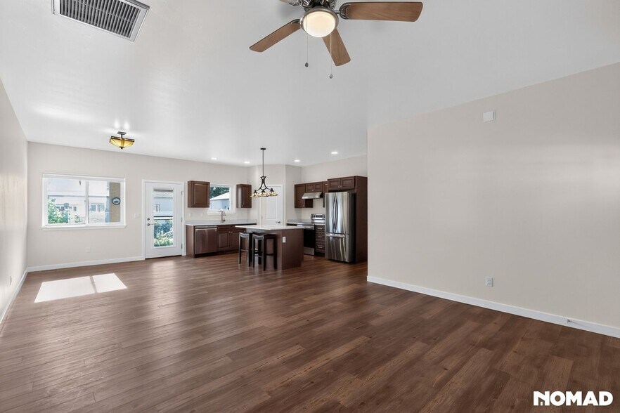 Building Photo - 910 Pilot Knob Ave