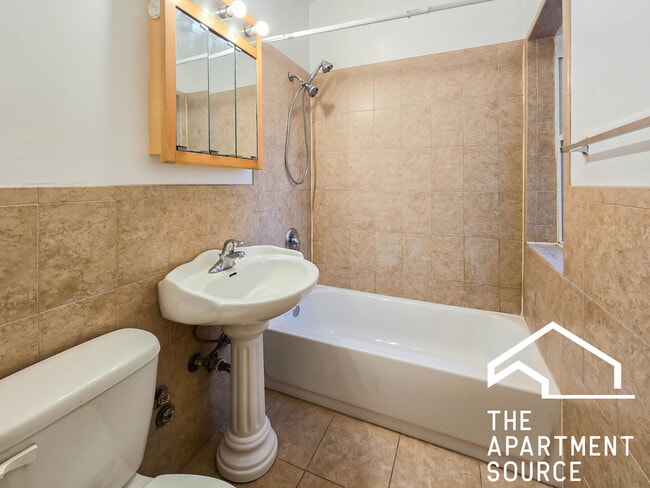 Building Photo - 2206 W Foster Ave