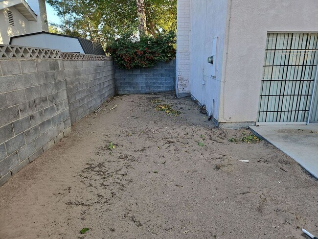 Building Photo - Spacious 4-Bedroom Home with Large Backyard & Covered Patio!