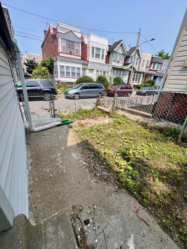 Building Photo - Newly Renovated 1-Bedroom Apartment! Avail...