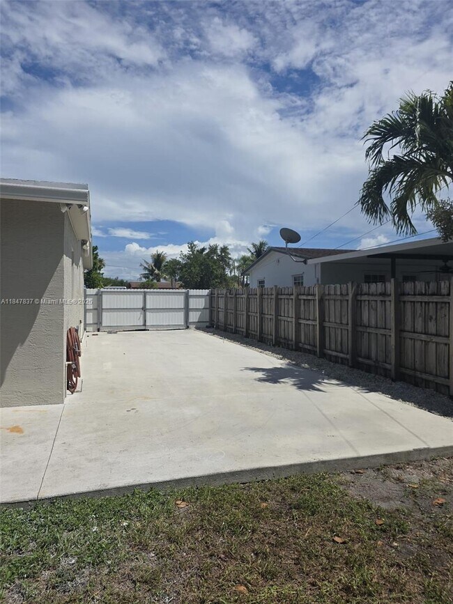 Building Photo - 9971 Dominican Dr