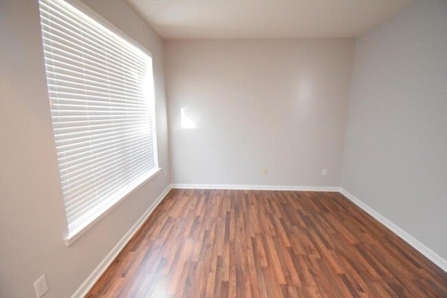 Building Photo - 6827 Braddock Ln