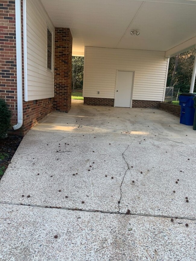 Building Photo - NORTH HILLS CHARMER--2 STORY--DOWNSTAIRS BEDROOM/OFFICE--FORMAL AREAS-LAUNDRY/MUD AREA-CARPORT