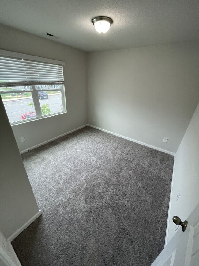 Building Photo - 3 Bedroom 2.5 Bath Town home