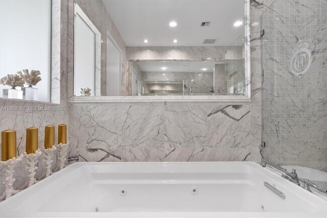 Building Photo - 17475 Collins Ave