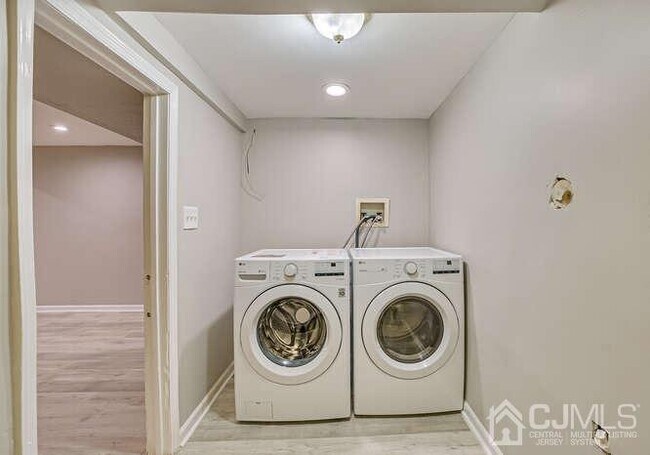 Building Photo - 216 E 7th St