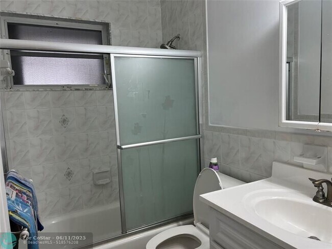 Building Photo - 7400 SW 37 Ct