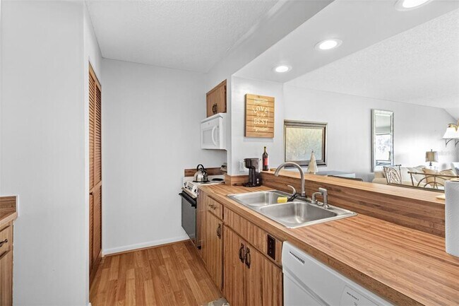 Building Photo - 29300 Bay Hollow Dr