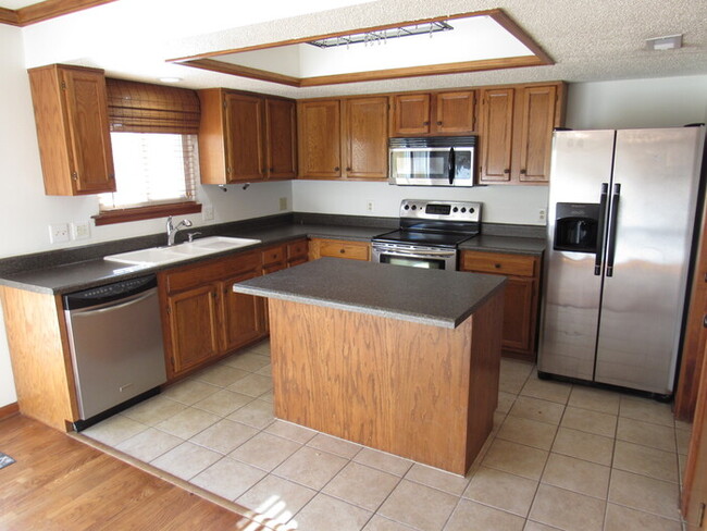 Building Photo - Huntington Ridge condo- one level!