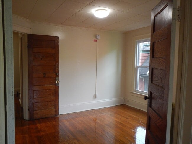 Building Photo - AVAILABLE 6/1/26 - Large House Available O...
