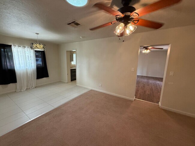 Building Photo - COUNTRY CLUB ESTATES 3 Bedroom Home available for Rent!