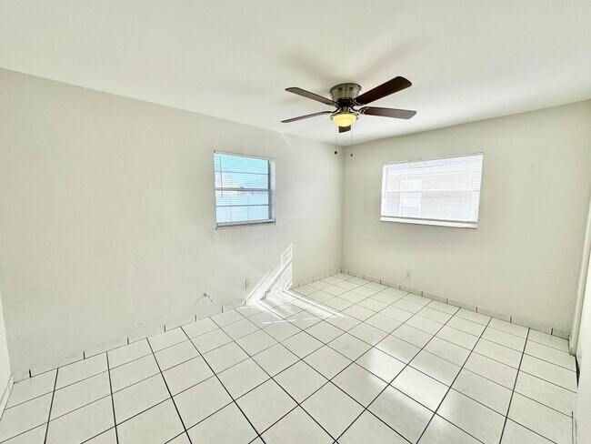 Building Photo - ** NAPLES PARK ** 3 BED / 2 BATH ** PET OK...