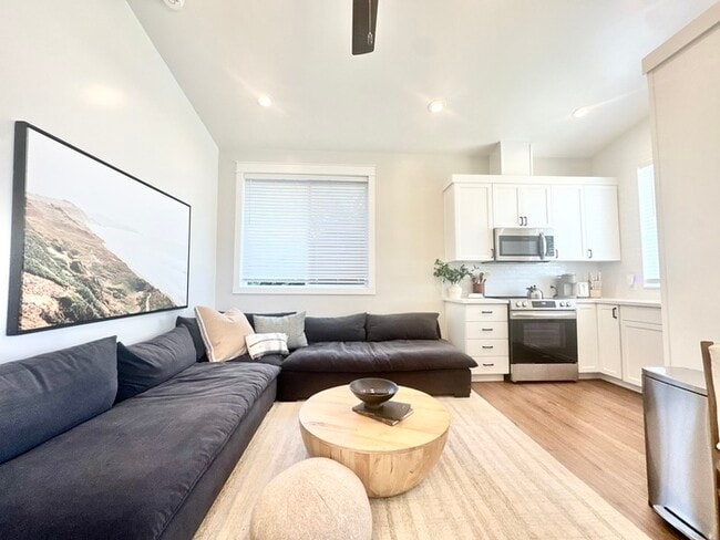 Building Photo - Adorable and updated furnished home in Fol...