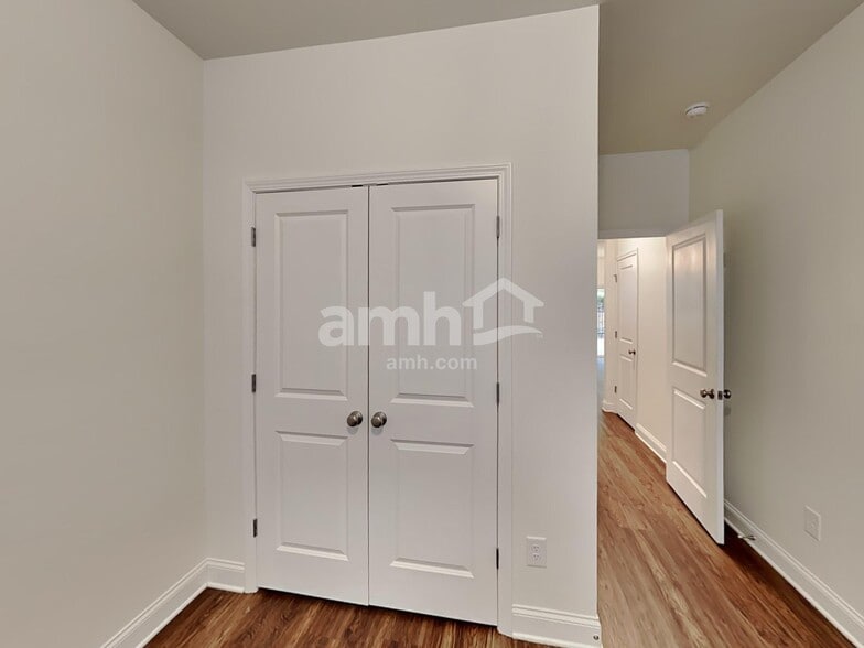 Building Photo - 104 Fairway Dr