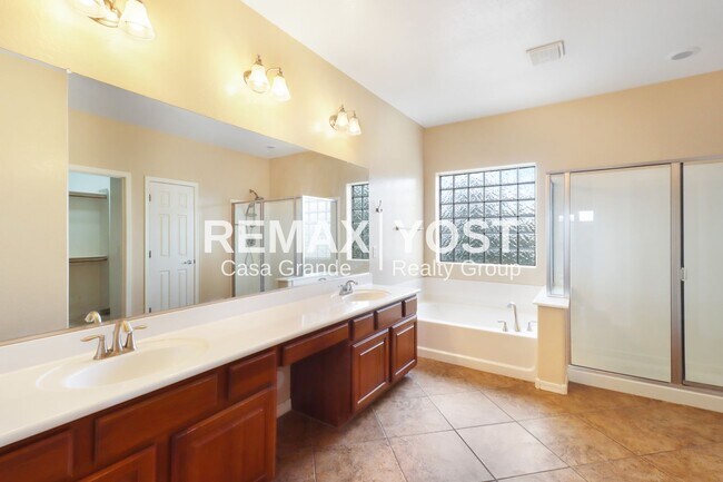 Building Photo - Stunning home with pool in Villago!