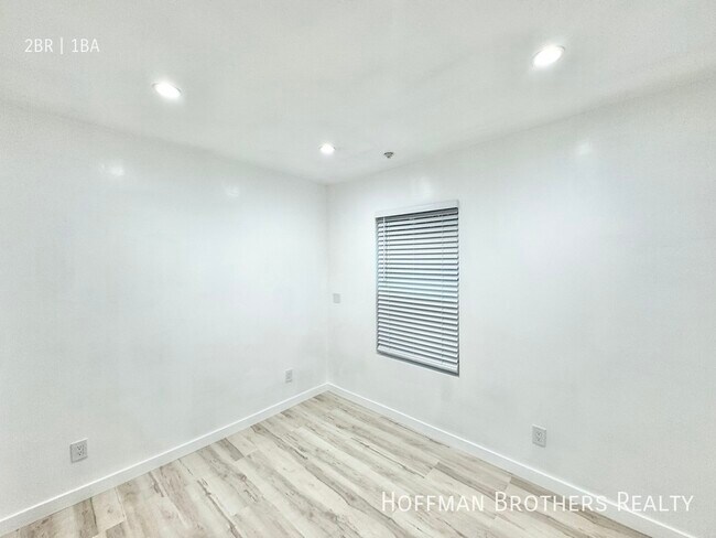 Building Photo - 1121 Kings Rd