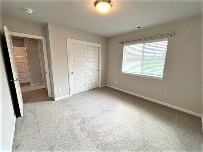 Building Photo - 4 Bedroom 2.5 Bath Home Carlton OR